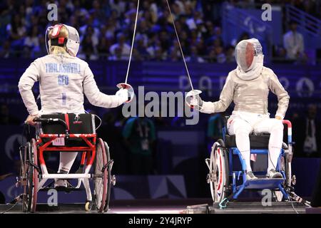 Nino TIBILASHVILI aus Georgien gewinnt Bronze gegen Brianna VIDE aus Frankreich bei den Paralympischen Spielen 2024. Stockfoto