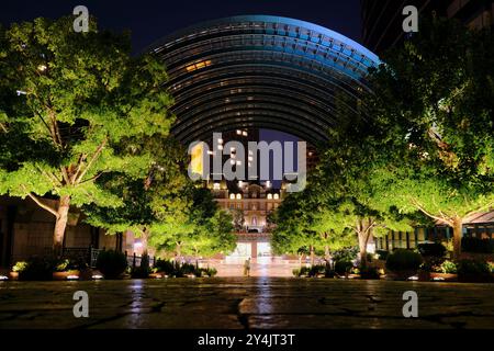 Der nächtliche Blick auf den glasbogenbedeckten Yebisu Garden Place, das ehemalige Zuhause der Yebisu Bier Brewery, ist heute ein Einkaufs- und Kulturkomplex in Ebisu.Tokio.Japan Stockfoto