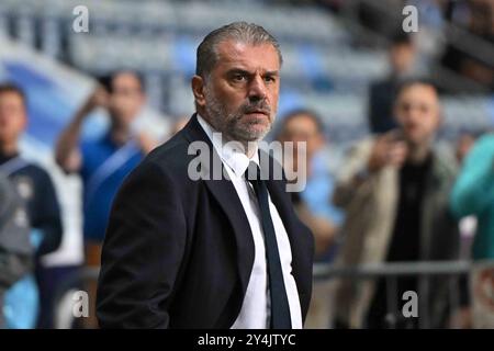 Managerin Ange Postecoglou (Manager Tottenham) sieht beim Spiel der dritten Runde des Carabao Cups zwischen Coventry City und Tottenham Hotspur in der Coventry Building Society Arena, Coventry, am Mittwoch, den 18. September 2024, zu. (Foto: Kevin Hodgson | MI News) Credit: MI News & Sport /Alamy Live News Stockfoto