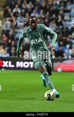 Pape Matar Sarr (29 Tottenham) kontrolliert den Ball während des Spiels der dritten Runde des Carabao Cups zwischen Coventry City und Tottenham Hotspur in der Coventry Building Society Arena, Coventry, am Mittwoch, den 18. September 2024. (Foto: Kevin Hodgson | MI News) Credit: MI News & Sport /Alamy Live News Stockfoto