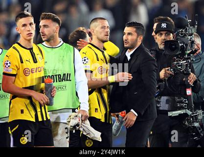 18. September 2024, Belgien, Brügge: Fußball: Champions League, FC Brügge - Borussia Dortmund, Vorrunde, Spieltag 1, Jan Breydel Stadium, Dortmunder Trainer Nuri Sahin (2. Von rechts) und Julian Ryerson (Mitte) umarmen sich nach dem Sieg. Foto: Federico Gambarini/dpa Stockfoto