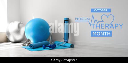 Verschiedene Sportgeräte auf dem Boden im Fitnessstudio. Banner für den Monat Physiotherapie Stockfoto