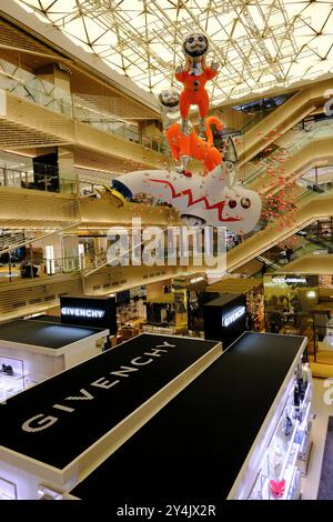 Das Atrium des luxuriösen Einkaufskomplexes Ginza Six, das mit der raumbezogenen Kunstinstallation des japanischen Künstlers Kenji Yanobe „Big Cat Bang“ Ginza, Tokio, Japan, dekoriert ist Stockfoto