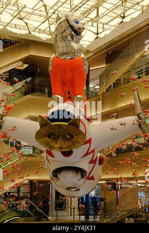 Das Atrium des luxuriösen Einkaufskomplexes Ginza Six, das mit der raumbezogenen Kunstinstallation des japanischen Künstlers Kenji Yanobe „Big Cat Bang“ Ginza, Tokio, Japan, dekoriert ist Stockfoto