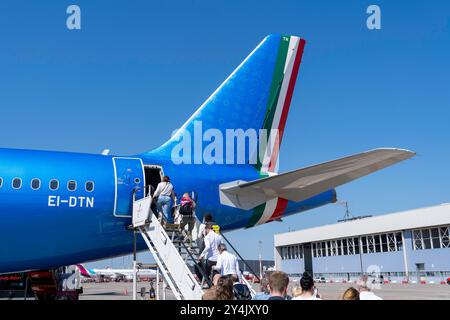 Blauer ITA Airways Airbus A320 mit Einstieg von Passagieren Stockfoto