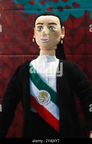 Mexiko-Stadt, Mexiko. September 2024. Die lebensgroße Puppe von Claudia Sheinbaum, der designierten Präsidentin Mexikos, wird während der Ausstellung „Amigurumis a la Mexicana“ gesehen, gewebte Puppen, die die traditionelle monumentale Puppe Lele im Kulturzentrum El Rule hervorhebt. Am 18. September 2024 in Mexiko-Stadt. (Foto: Carlos Santiago/Eyepix Group/SIPA USA) Credit: SIPA USA/Alamy Live News Stockfoto