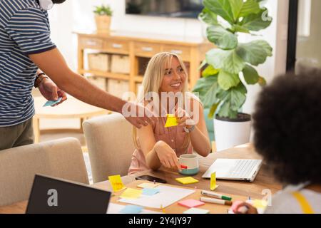 Unternehmensgründungen, Projektkooperationen, junge Freunde mit Haftnotizen und Laptop zu Hause Stockfoto