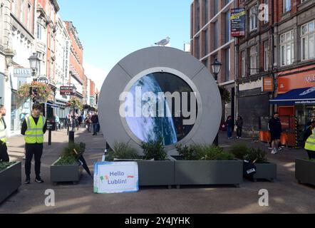 Dublin, IRLAND. September 2024. 20240904 - das Portal in Dublin, Irland, an der North Earl Street gegenüber der O'Connell Street bietet eine interaktive Verbindung mit Menschen in anderen europäischen Städten. (Kreditbild: © Chuck Myers/ZUMA Press Wire) NUR REDAKTIONELLE VERWENDUNG! Nicht für kommerzielle ZWECKE! Stockfoto