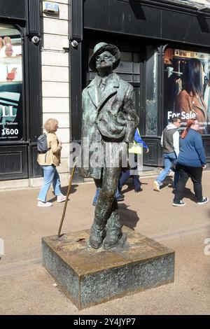 Dublin, IRLAND. September 2024. 20240904: Fußgänger spazieren an einer Statue des irischen Autors James Joyce in der North Earl Street in Dublin, Irland. (Kreditbild: © Chuck Myers/ZUMA Press Wire) NUR REDAKTIONELLE VERWENDUNG! Nicht für kommerzielle ZWECKE! Stockfoto