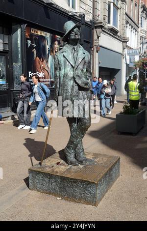 Dublin, IRLAND. September 2024. 20240904: Fußgänger spazieren an einer Statue des irischen Autors James Joyce in der North Earl Street in Dublin, Irland. (Kreditbild: © Chuck Myers/ZUMA Press Wire) NUR REDAKTIONELLE VERWENDUNG! Nicht für kommerzielle ZWECKE! Stockfoto