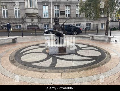 Dublin, IRLAND. September 2024. 20240904: Eine lebensgroße Bronzestatue des irischen Sängers und Volksmusikers Luke Kelly befindet sich auf der Südseite von Dublin, Irland. (Kreditbild: © Chuck Myers/ZUMA Press Wire) NUR REDAKTIONELLE VERWENDUNG! Nicht für kommerzielle ZWECKE! Stockfoto