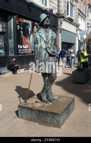 Dublin, IRLAND. September 2024. 20240904: Fußgänger spazieren an einer Statue des irischen Autors James Joyce in der North Earl Street in Dublin, Irland. (Kreditbild: © Chuck Myers/ZUMA Press Wire) NUR REDAKTIONELLE VERWENDUNG! Nicht für kommerzielle ZWECKE! Stockfoto