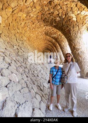 Eine Mutter und Tochter in Barcelona, Spanien, die den Park Güell erkunden Stockfoto