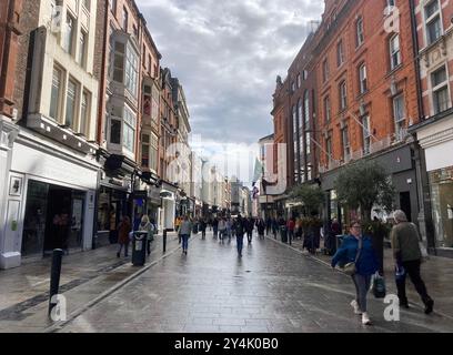 Dublin, IRLAND. September 2024. 20240904 - Fußgänger laufen nach einem Regenschauer entlang der Grafton Street in Dublin, Irland. (Kreditbild: © Chuck Myers/ZUMA Press Wire) NUR REDAKTIONELLE VERWENDUNG! Nicht für kommerzielle ZWECKE! Stockfoto