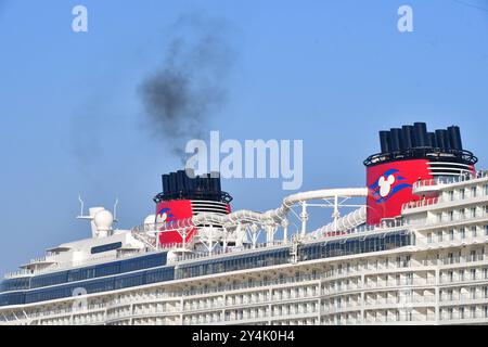 Emsüberführung der Disney Treasure das ca. 340 m lange Kreuzfahrtschiff wurde am 18.09.2024 von der Meyer Werft im emsländischen Papenburg über die Ems nach Eemshaven in die Nordsee überführt. Das Schiff wird hier rückwärts von Schleppern durch die Ems bei Weener gezogen. Die Emspassage wird bei bestem Wetter von vielen Schaulustigen beobachtet. Weener Niedersachsen *** Ems-Transfer des Disney-Schatzes das ca. 340 m lange Kreuzfahrtschiff wurde von der Meyer-Werft in Papenburg, Emsland, über die Ems nach Eemshaven in der Nordsee überführt am 18. September 2024 wird das Schiff gezogen Stockfoto