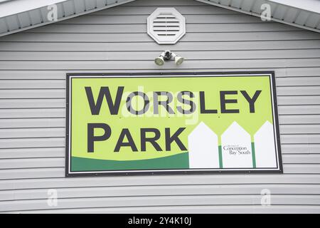 Willkommen im Worsley Park, Schild im Gebäude mit Annehmlichkeiten in Conception Bay South, Neufundland & Labrador, Kanada Stockfoto