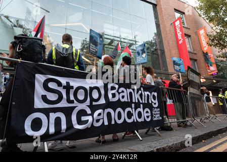 London, Großbritannien. 18. September 2024. Aktivisten von Kulturarbeitern gegen Völkermord, die sich anderen palästinensischen Gruppen anschließen, protestieren vor Sadlers Wells-Theater und rufen sie auf, Barclays als Sponsor fallen zu lassen, und beschuldigen die Bank, den israelischen Völkermord in Gaza zu unterstützen. Barclays gewährt Milliarden an Krediten und Krediten an Unternehmen, die Waffen herstellen und Israel andere Unterstützung leisten, und Aktivisten forderten auch die Entfernung von Nigel Higgins, Group Chairman der Barclays Bank als Vorsitzender des Kuratoriums von Sadler's Wells. Quelle: Ron Fassbender/Alamy Live News Stockfoto