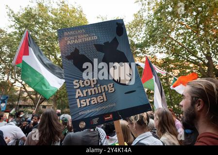 London, Großbritannien. 18. September 2024. Aktivisten von Kulturarbeitern gegen Völkermord, die sich anderen palästinensischen Gruppen anschließen, protestieren vor Sadlers Wells-Theater und rufen sie auf, Barclays als Sponsor fallen zu lassen, und beschuldigen die Bank, den israelischen Völkermord in Gaza zu unterstützen. Barclays gewährt Milliarden an Krediten und Krediten an Unternehmen, die Waffen herstellen und Israel andere Unterstützung leisten, und Aktivisten forderten auch die Entfernung von Nigel Higgins, Group Chairman der Barclays Bank als Vorsitzender des Kuratoriums von Sadler's Wells. Quelle: Ron Fassbender/Alamy Live News Stockfoto