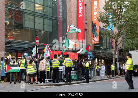 London, Großbritannien. 18. September 2024. Aktivisten von Kulturarbeitern gegen Völkermord, die sich anderen palästinensischen Gruppen anschließen, protestieren vor Sadlers Wells-Theater und rufen sie auf, Barclays als Sponsor fallen zu lassen, und beschuldigen die Bank, den israelischen Völkermord in Gaza zu unterstützen. Barclays gewährt Milliarden an Krediten und Krediten an Unternehmen, die Waffen herstellen und Israel andere Unterstützung leisten, und Aktivisten forderten auch die Entfernung von Nigel Higgins, Group Chairman der Barclays Bank als Vorsitzender des Kuratoriums von Sadler's Wells. Quelle: Ron Fassbender/Alamy Live News Stockfoto