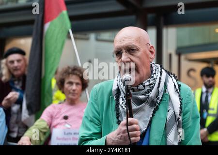 London, Großbritannien. 18. September 2024. Aktivisten von Kulturarbeitern gegen Völkermord, die sich anderen palästinensischen Gruppen anschließen, protestieren vor Sadlers Wells-Theater und rufen sie auf, Barclays als Sponsor fallen zu lassen, und beschuldigen die Bank, den israelischen Völkermord in Gaza zu unterstützen. Barclays gewährt Milliarden an Krediten und Krediten an Unternehmen, die Waffen herstellen und Israel andere Unterstützung leisten, und Aktivisten forderten auch die Entfernung von Nigel Higgins, Group Chairman der Barclays Bank als Vorsitzender des Kuratoriums von Sadler's Wells. Quelle: Ron Fassbender/Alamy Live News Stockfoto