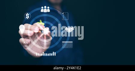 Festlegung von Geschäftszielen und Targeting-Konzept. Ein Mann mit einem Pfeil in der Hand, der auf das Ziel zielt, um Ziele zu erreichen. Strategie und Aktionsplan Stockfoto