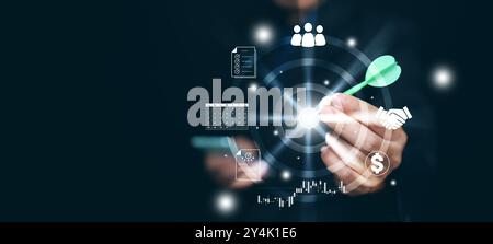 Festlegung von Geschäftszielen und Targeting-Konzept. Ein Mann mit einem Pfeil in der Hand, der auf das Ziel zielt, um Ziele zu erreichen. Strategie und Aktionsplan Stockfoto