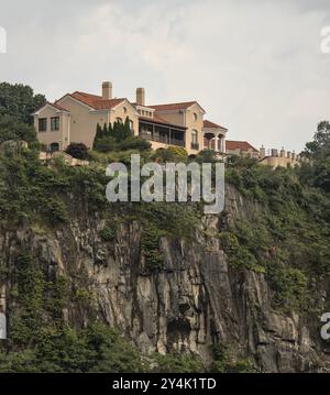 Haus auf einer Klippe in New Jersey mit Blick auf New york City (hoboken Heights) Stockfoto