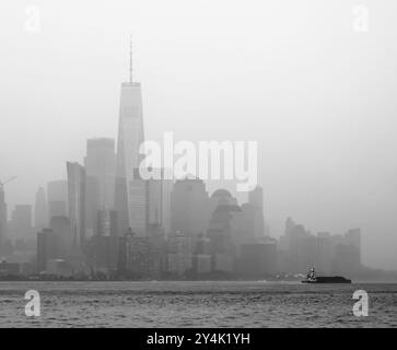 Blick auf die Skyline von Downtown manhattan durch Nebel und Dunst an stürmischen nebeligen Tagen (Wolkenkratzer New york City nyc) Regenwolken wolkenbewölkter Blick auf den hudson River Stockfoto