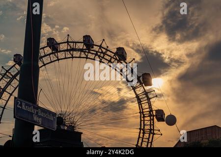 Wien, Österreich - 19. September 2024: Das berühmte Riesenrad im Wiener Prater, ein berühmtes Riesenrad, das an einem Dram vorbeigezogen wird Stockfoto