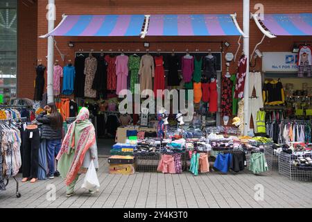 Blick auf die Stände am Bullring Rag Market, die am 18. August 2024 in Birmingham alle Arten von Artikeln anbieten, von Lebensmitteln bis zu Stoffen und Kleidung, mit: View Where: Birmingham, United Kingdom Wann: 18 Aug 2024 Credit: Oscar Gonzalez/WENN Stockfoto