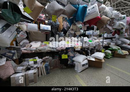 Blick auf die Stände am Bullring Rag Market, die am 18. August 2024 in Birmingham alle Arten von Artikeln anbieten, von Lebensmitteln bis zu Stoffen und Kleidung, mit: View Where: Birmingham, United Kingdom Wann: 18 Aug 2024 Credit: Oscar Gonzalez/WENN Stockfoto