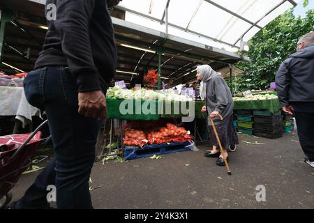 Blick auf die Stände am Bullring Rag Market, die am 18. August 2024 in Birmingham alle Arten von Artikeln anbieten, von Lebensmitteln bis zu Stoffen und Kleidung, mit: View Where: Birmingham, United Kingdom Wann: 18 Aug 2024 Credit: Oscar Gonzalez/WENN Stockfoto