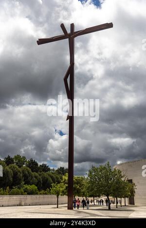 Ein großes Kreuz auf dem platz vor der Basilika unserer Lieben Frau vom Rosenkranz in Fatima, Portugal Stockfoto