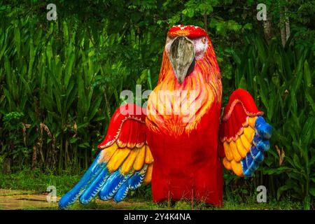 Scharlach-Ara-Statue, Carara-Nationalpark, Provinz Puntarenas, Costa Rica Stockfoto