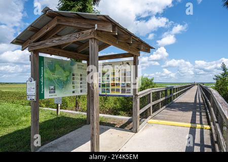 Ecopassage Observation Boardwalk im Paynes Prairie Preserve State Park entlang der U.S. Highway 441 in Micanopy, Florida, in der Nähe von Gainesville. (USA) Stockfoto