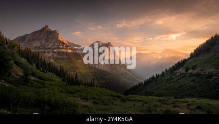 Warmes Licht verblasst über den Mount Oberlin und Mount Caonnon vom Big Bend Overlook zur Sun Road Stockfoto