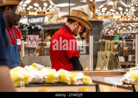 Buc-ees-Mitarbeiter bereiten im Buc-ees-Reisezentrum in Warner Robins, Georgia Sandwiches mit Rinderbrust und Pulled Pork zu. (USA) Stockfoto