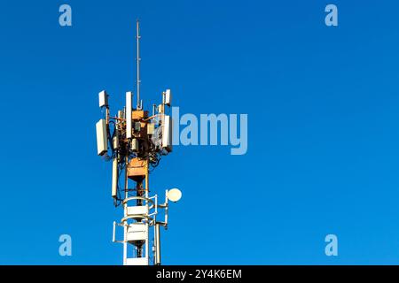 Telekommunikationsturm mit Kopierraum. Digitales drahtloses Verbindungssystem. Entwicklung von Kommunikationssystemen im städtischen Raum. Und Pol mit Elektroantrieb Stockfoto