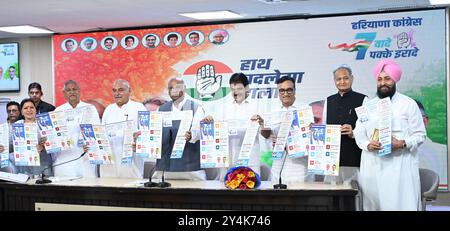 NEW DELHI, INDIEN - 18. SEPTEMBER: Nationalpräsident der Kongresspartei Mallikarjun Kharge zusammen mit den Parteiführern der SR, dem ehemaligen Ministerpräsidenten Haryana Bhupinder Hooda, dem Generalsekretär des AICC KC Venugopal, Ajay Makan, dem ehemaligen Ministerpräsidenten von Rajasthan Ashok Gehlot, Oppositionsführer, dem Partap Singh Bajwa, dem Haryana-Kongresspräsidenten Udai Bhan, gaben während einer Konferenz des 18. September 2024 in Delhi, 7. (Foto: Sonu Mehta/Hindustan Times/SIPA USA) Stockfoto