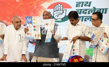 NEW DELHI, INDIEN - 18. SEPTEMBER: Nationalpräsident der Kongresspartei Mallikarjun Kharge zusammen mit den Parteiführern der SR, dem ehemaligen Ministerpräsidenten Haryana Bhupinder Hooda, dem Generalsekretär des AICC KC Venugopal, Ajay Makan, dem ehemaligen Ministerpräsidenten von Rajasthan Ashok Gehlot, Oppositionsführer, dem Partap Singh Bajwa, dem Haryana-Kongresspräsidenten Udai Bhan, gaben während einer Konferenz des 18. September 2024 in Delhi, 7. (Foto: Sonu Mehta/Hindustan Times/SIPA USA) Stockfoto