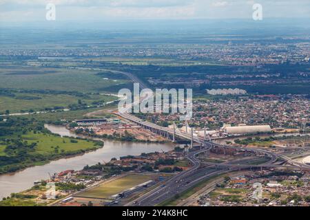 Das Fußballstadion Gremio Arena und die Brücke über die Flüsse Jacui und Gravai in Porto Alegre, Rio Grande do Sul, Brasilien. Stockfoto