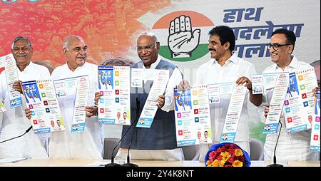 NEW DELHI, INDIEN - 18. SEPTEMBER: Nationalpräsident der Kongresspartei Mallikarjun Kharge zusammen mit den Parteiführern der SR, dem ehemaligen Ministerpräsidenten Haryana Bhupinder Hooda, dem Generalsekretär des AICC KC Venugopal, Ajay Makan, dem ehemaligen Ministerpräsidenten von Rajasthan Ashok Gehlot, Oppositionsführer, dem Partap Singh Bajwa, dem Haryana-Kongresspräsidenten Udai Bhan, gaben während einer Konferenz des 18. September 2024 in Delhi, 7. (Foto: Sonu Mehta/Hindustan Times/SIPA USA) Stockfoto