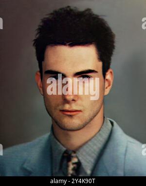 1996 c., USA : der gefeierte amerikanische Pop-Rock-Sänger, Schauspieler und Produzent ADAM LEVINE (* 18. märz 1979), Frontmann der Rockband MAROON 5 , als er 17 Jahre alt war . Foto aus dem Jahrbuch der High School. Unbekannter Fotograf. - GESCHICHTE - Foto STORICHE - personalità da giovani da giovane - Persönlichkeiten als jung - TEENAGER - POPMUSIK - MUSICA - Cantante - COMPOSITORE - ATTORE - FILM - KINO - PORTRÄT - RITRATTO --- ARCHIVIO GBB Stockfoto