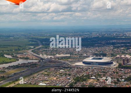 Das Fußballstadion Gremio Arena und die Brücke über die Flüsse Jacui und Gravai in Porto Alegre, Rio Grande do Sul, Brasilien. Stockfoto