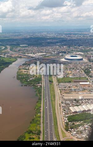 Das Fußballstadion Gremio Arena und die Brücke über die Flüsse Jacui und Gravai in Porto Alegre, Rio Grande do Sul, Brasilien. Stockfoto