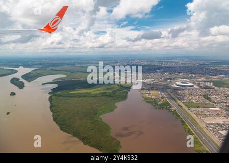 Das Fußballstadion Gremio Arena und die Brücke über die Flüsse Jacui und Gravai in Porto Alegre, Rio Grande do Sul, Brasilien. Stockfoto