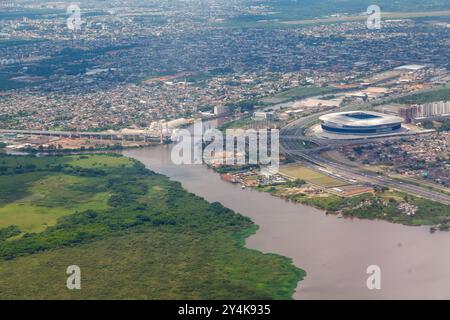 Das Fußballstadion Gremio Arena und die Brücke über die Flüsse Jacui und Gravai in Porto Alegre, Rio Grande do Sul, Brasilien. Stockfoto