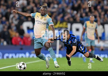 Jérémy Doku aus Manchester City spielt Henrikh Mkhitaryan aus Inter Mailand während des UEFA Champions League-Spiels Manchester City gegen Inter Mailand im Etihad Stadium, Manchester, Großbritannien, 18. September 2024 (Foto: Cody Froggatt/News Images) Stockfoto