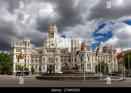 Ein stürmischer Himmel über dem Cibeles-Palast in Madrid, Spanien. Stockfoto