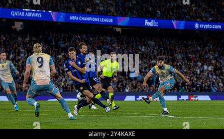 Manchester, Großbritannien. September 2024. Josko Gvardiol (1. R) von Manchester City schießt am 18. September 2024 während des UEFA Champions League-Spiels zwischen Manchester City und Inter Mailand in Manchester, Großbritannien. Quelle: Xinhua/Alamy Live News Stockfoto